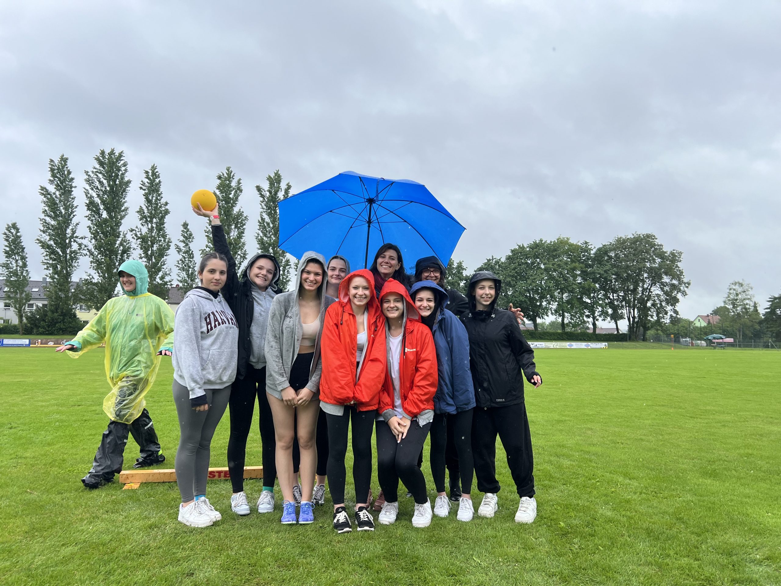 Nicht alles fiel ins Wasser: Neulinger Mädchenteams konnten noch vor Abbruch des Turnfestes in Ravensburg in den Turnergruppenwettkämpfen starten.